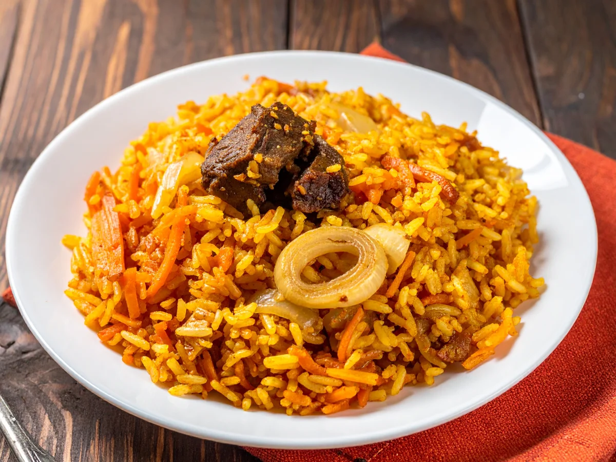 Plov (russischer Reistopf mit Fleisch und Möhren)