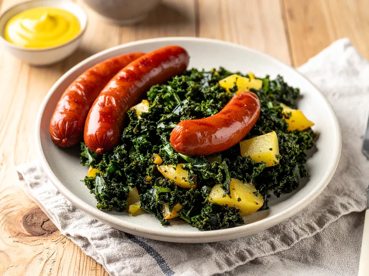 Grünkohl-Eintopf mit Kartoffeln und Mettwurst